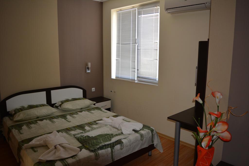 Hotel Prestige House Pantai Sunny Bagian luar foto