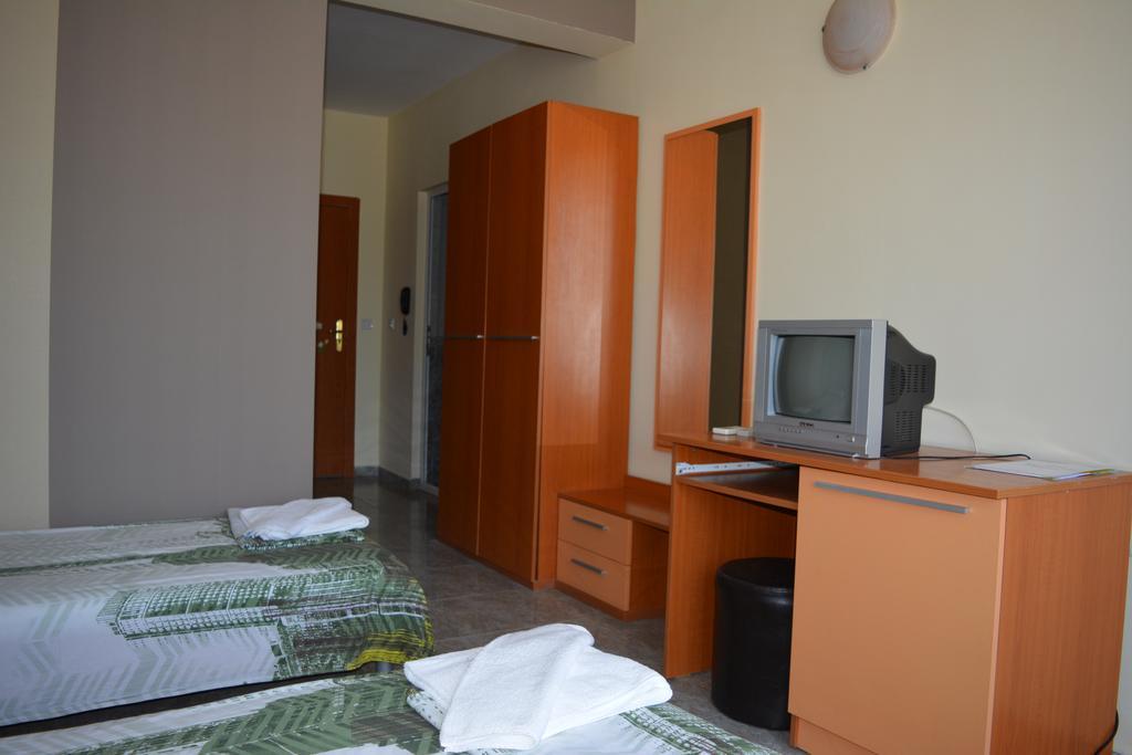 Hotel Prestige House Pantai Sunny Bagian luar foto