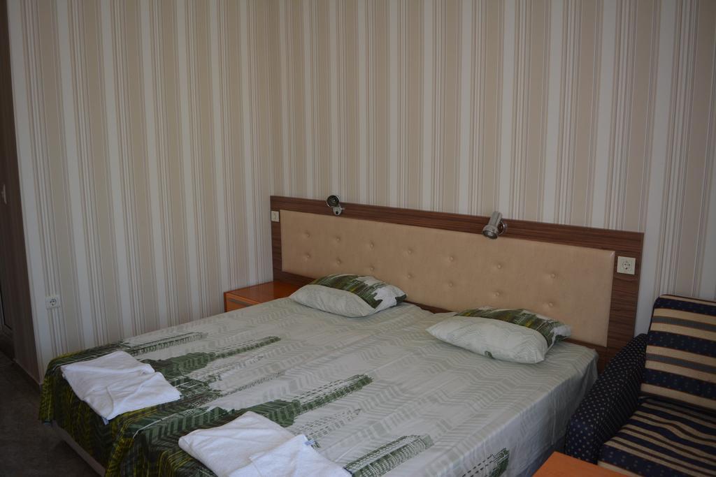 Hotel Prestige House Pantai Sunny Bagian luar foto