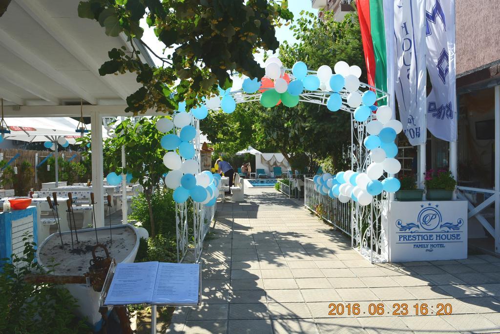 Hotel Prestige House Pantai Sunny Bagian luar foto