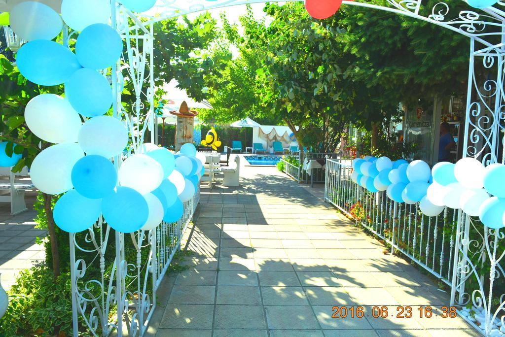 Hotel Prestige House Pantai Sunny Bagian luar foto