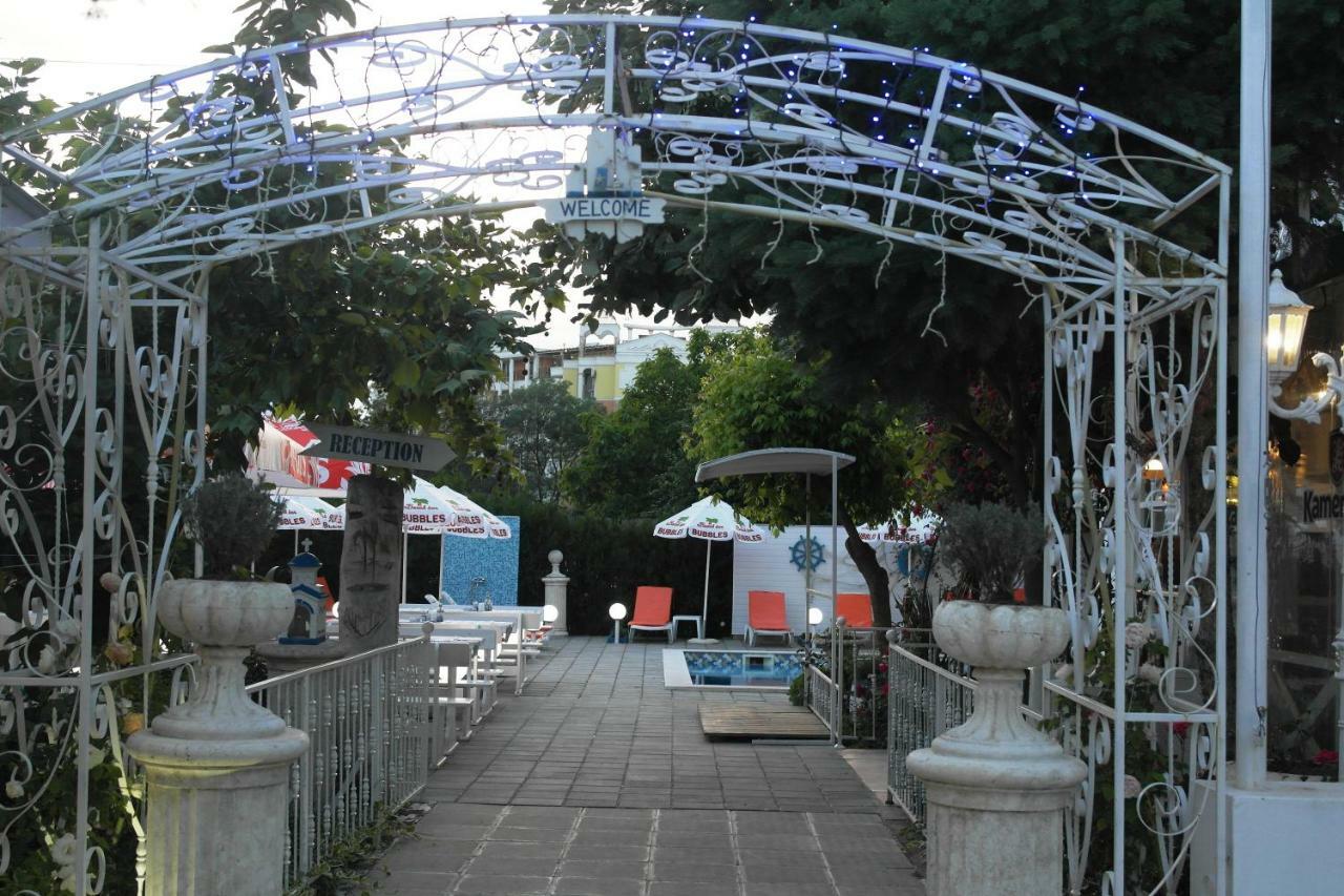 Hotel Prestige House Pantai Sunny Bagian luar foto
