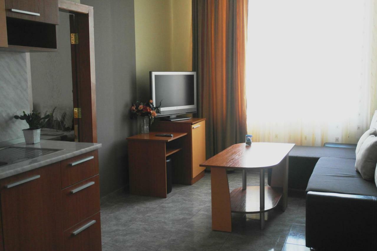 Hotel Prestige House Pantai Sunny Bagian luar foto