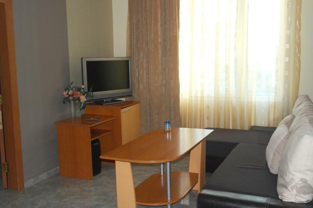 Hotel Prestige House Pantai Sunny Bagian luar foto