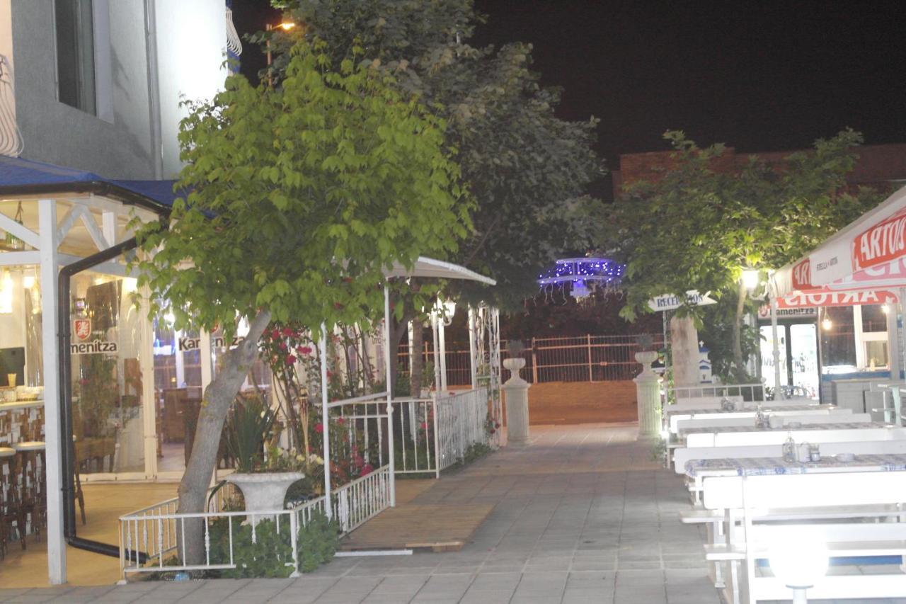 Hotel Prestige House Pantai Sunny Bagian luar foto